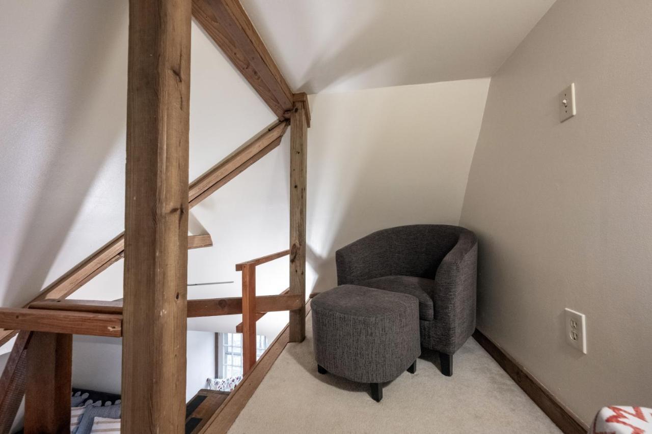 Queen Room (NE Loft)