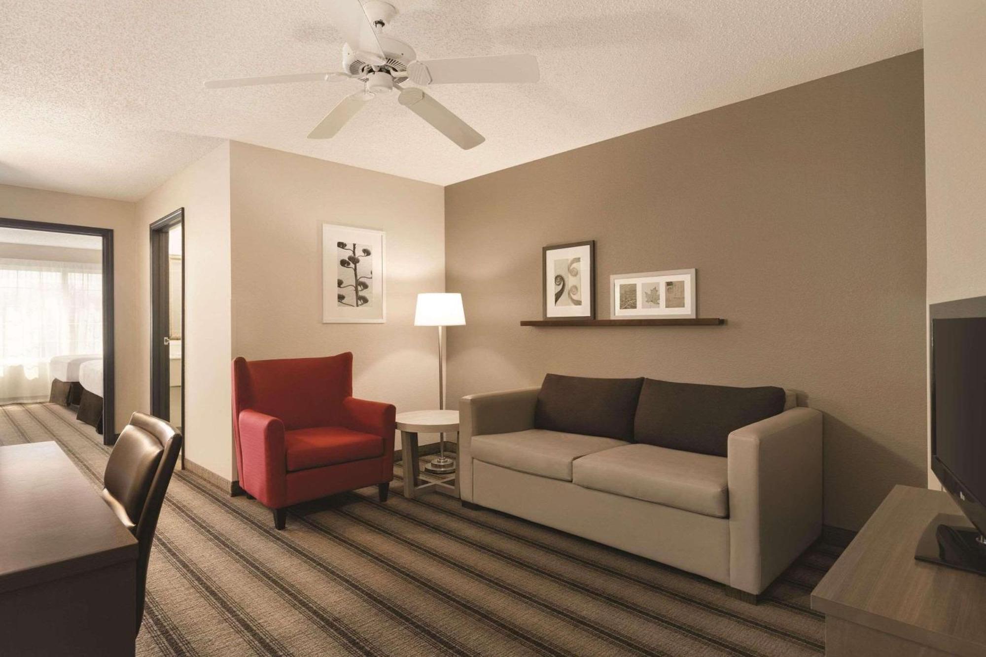 One-Bedroom Queen Suite Sofa Bed