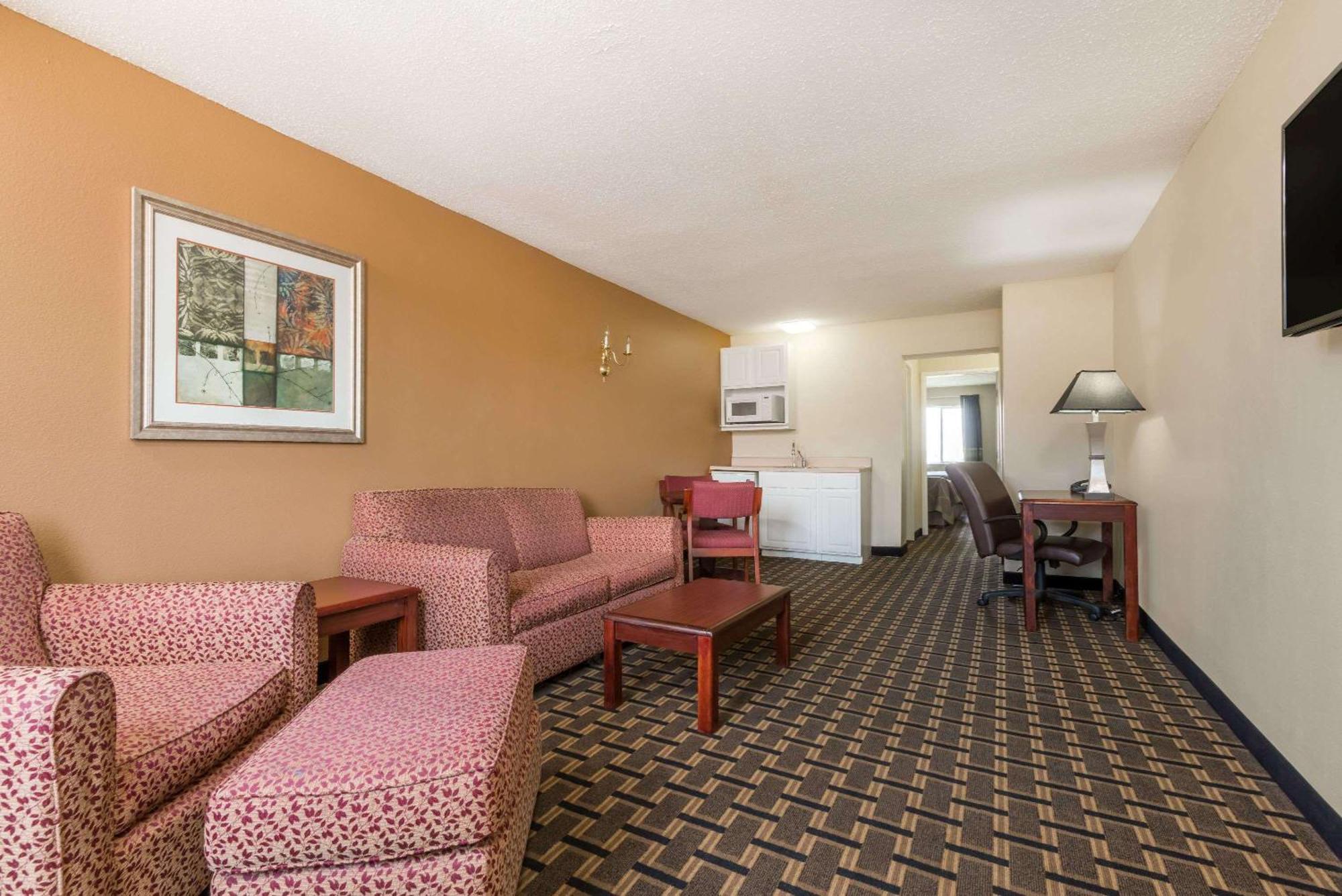 One-Bedroom Queen Suite Two Queen Beds Non-Smoking or Mobility Access