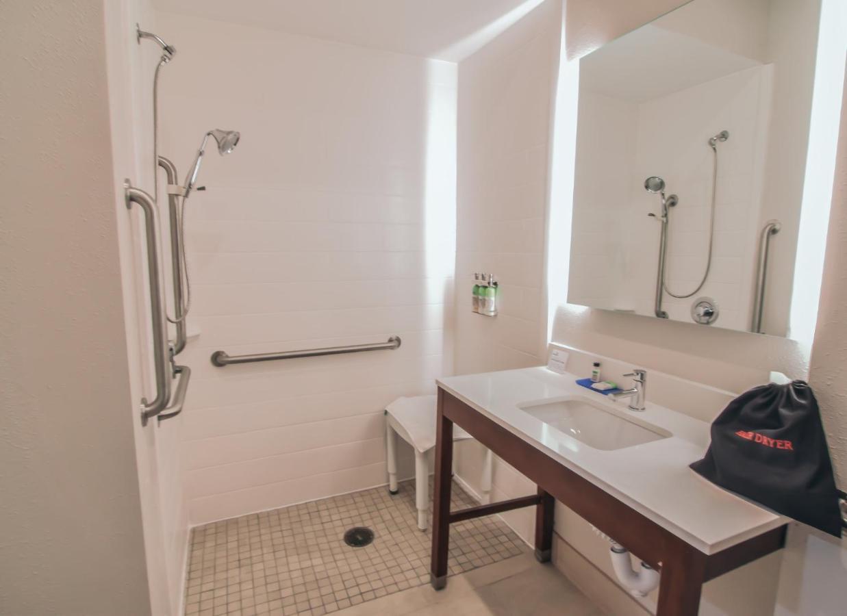 Standard King Room with Roll-In Shower - Communications Access,1278707863:JPEG