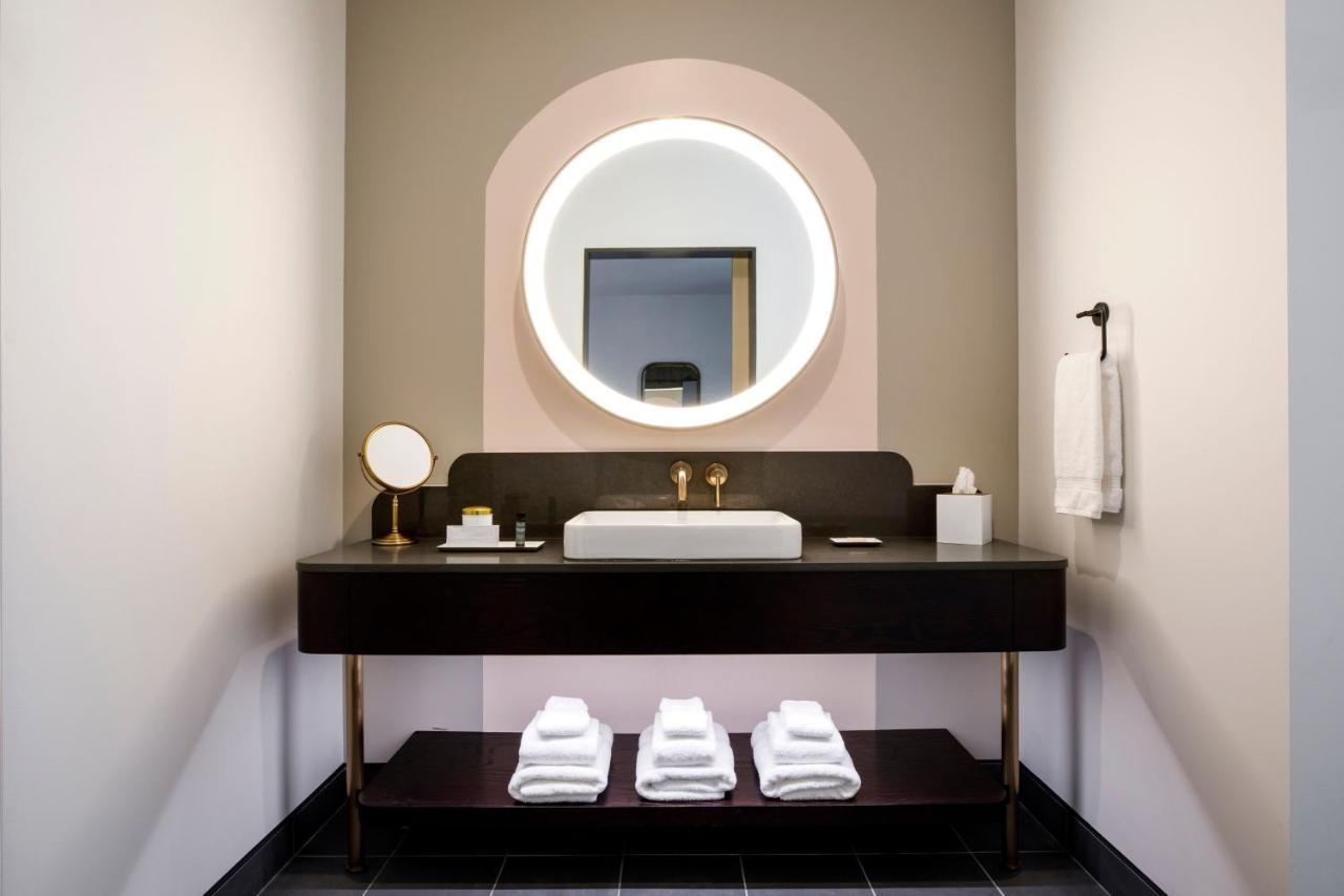 Deluxe King Room City View