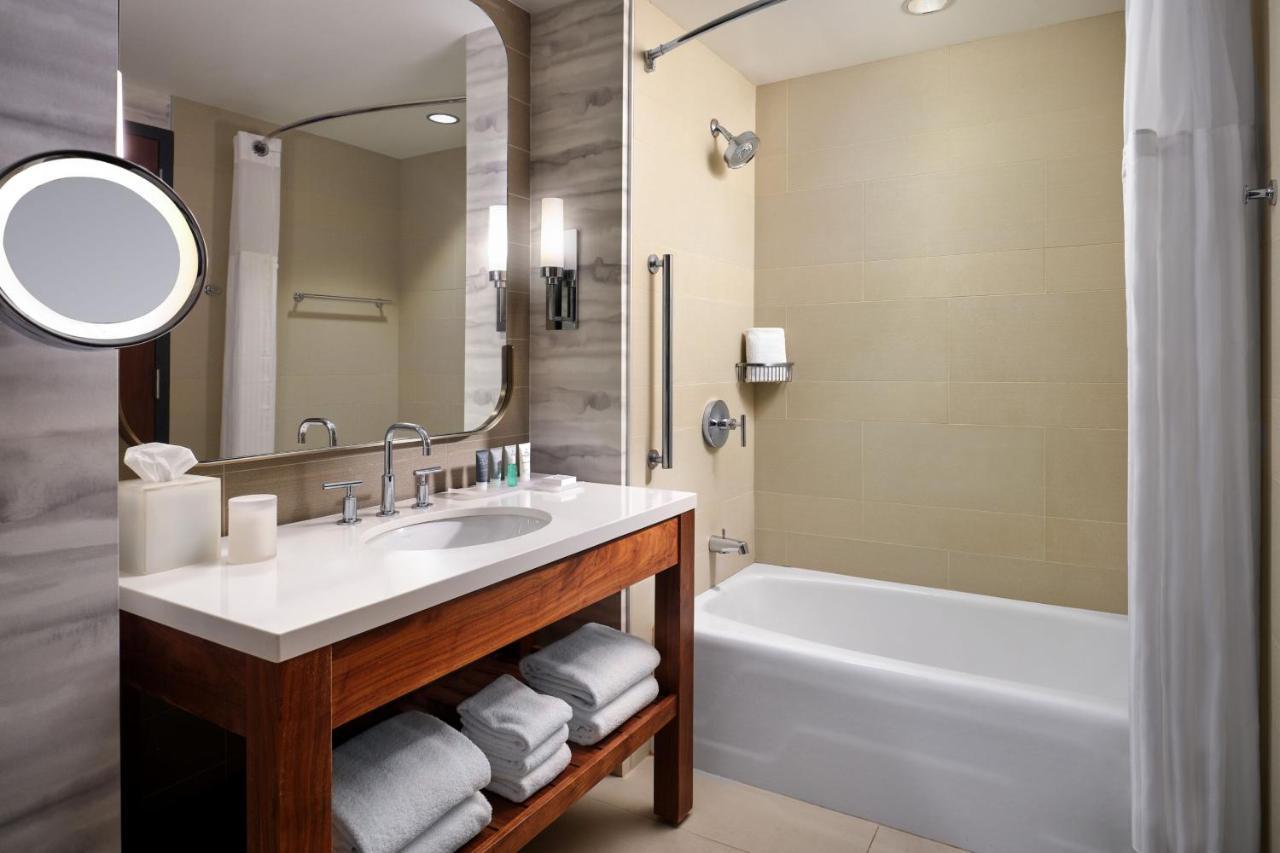 King Room Tub Executive Lounge Access or High floor or Mobility or Hearing Accessible