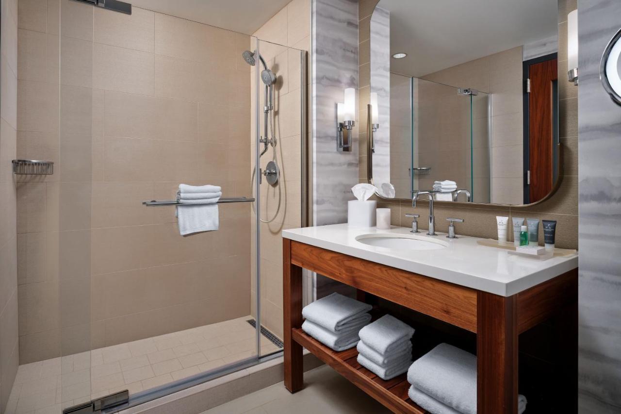 King Room Tub Executive Lounge Access or High floor or Mobility or Hearing Accessible