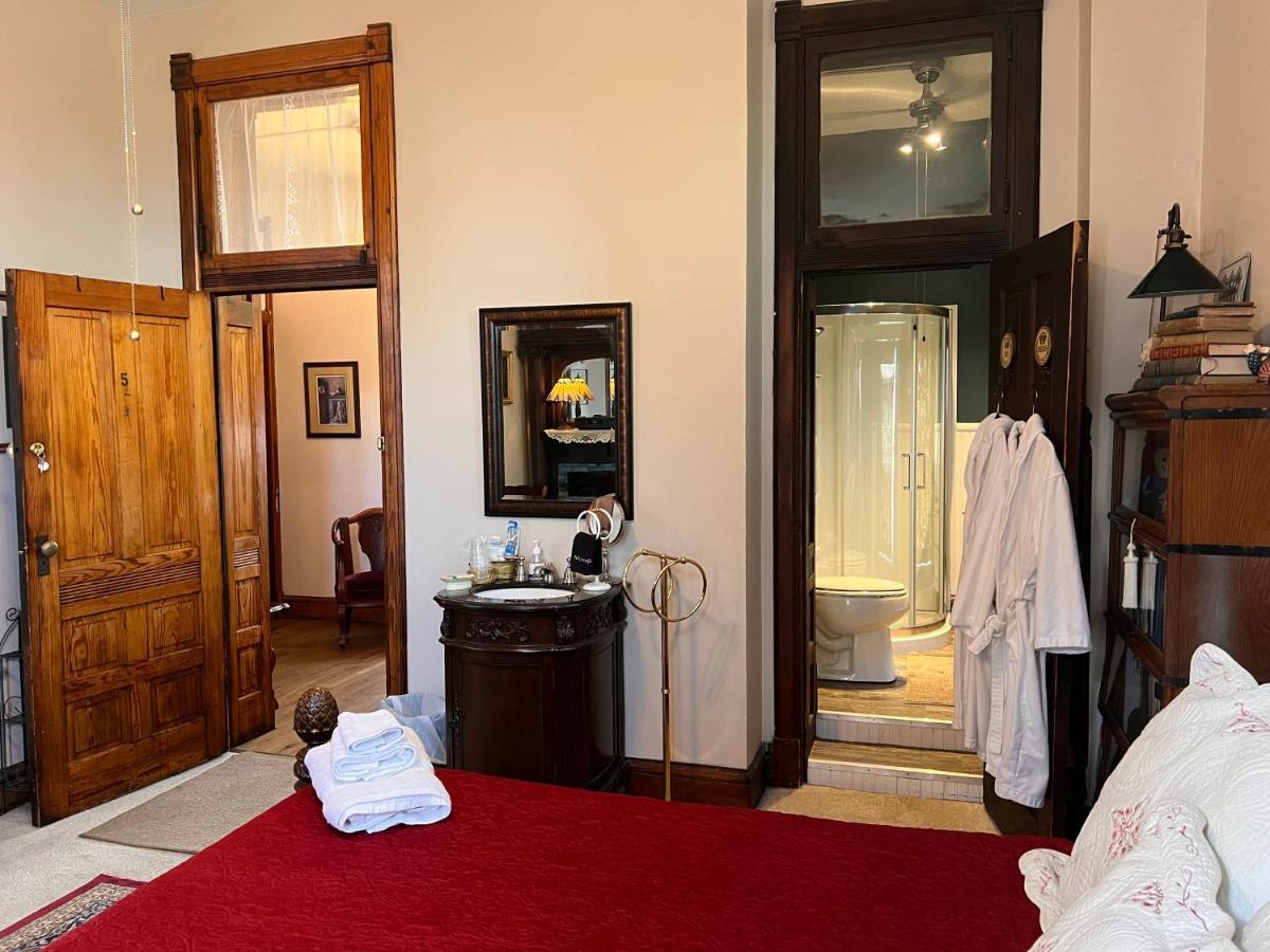 Deluxe Double Room Shower