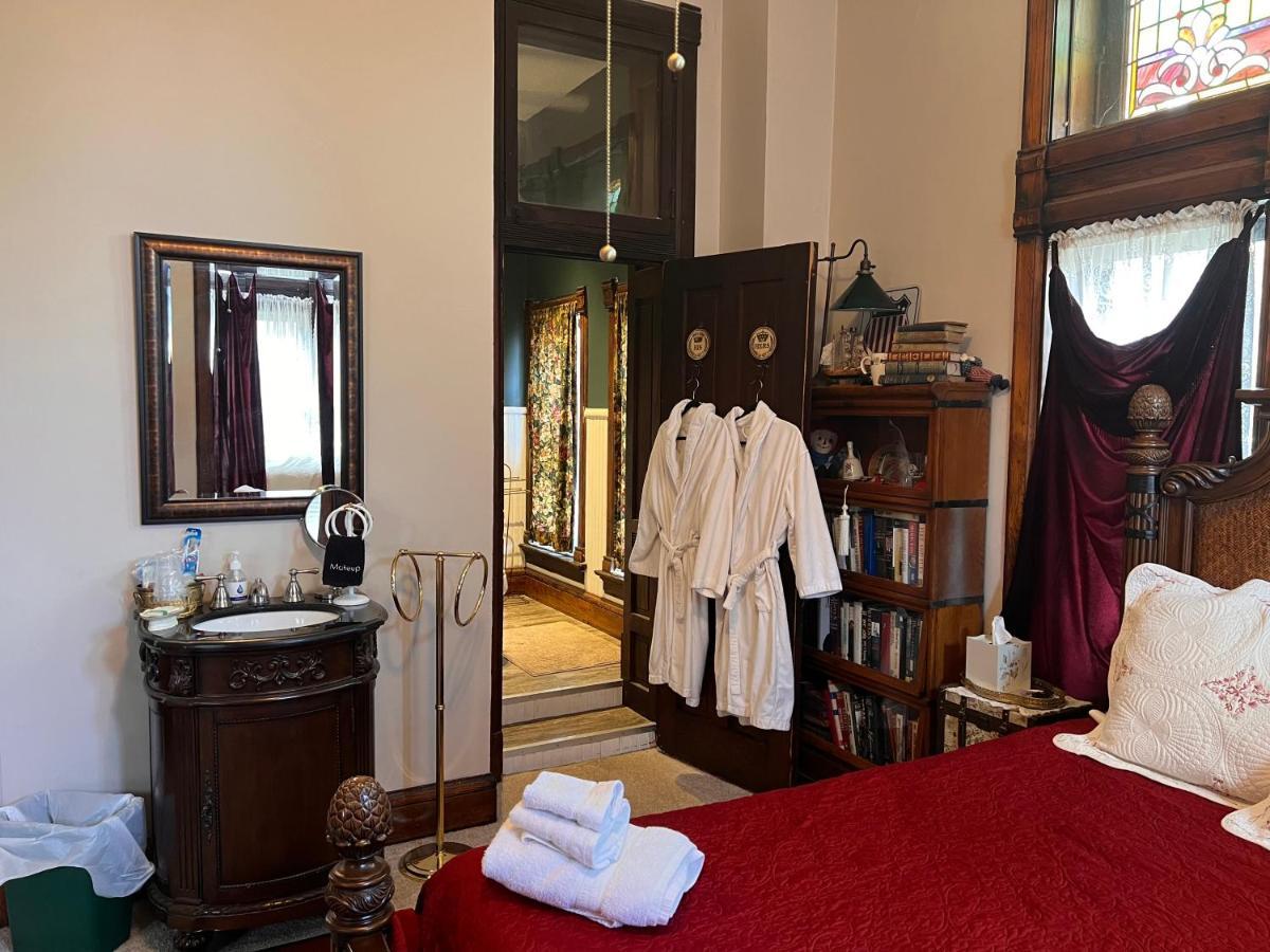 Deluxe Double Room Shower