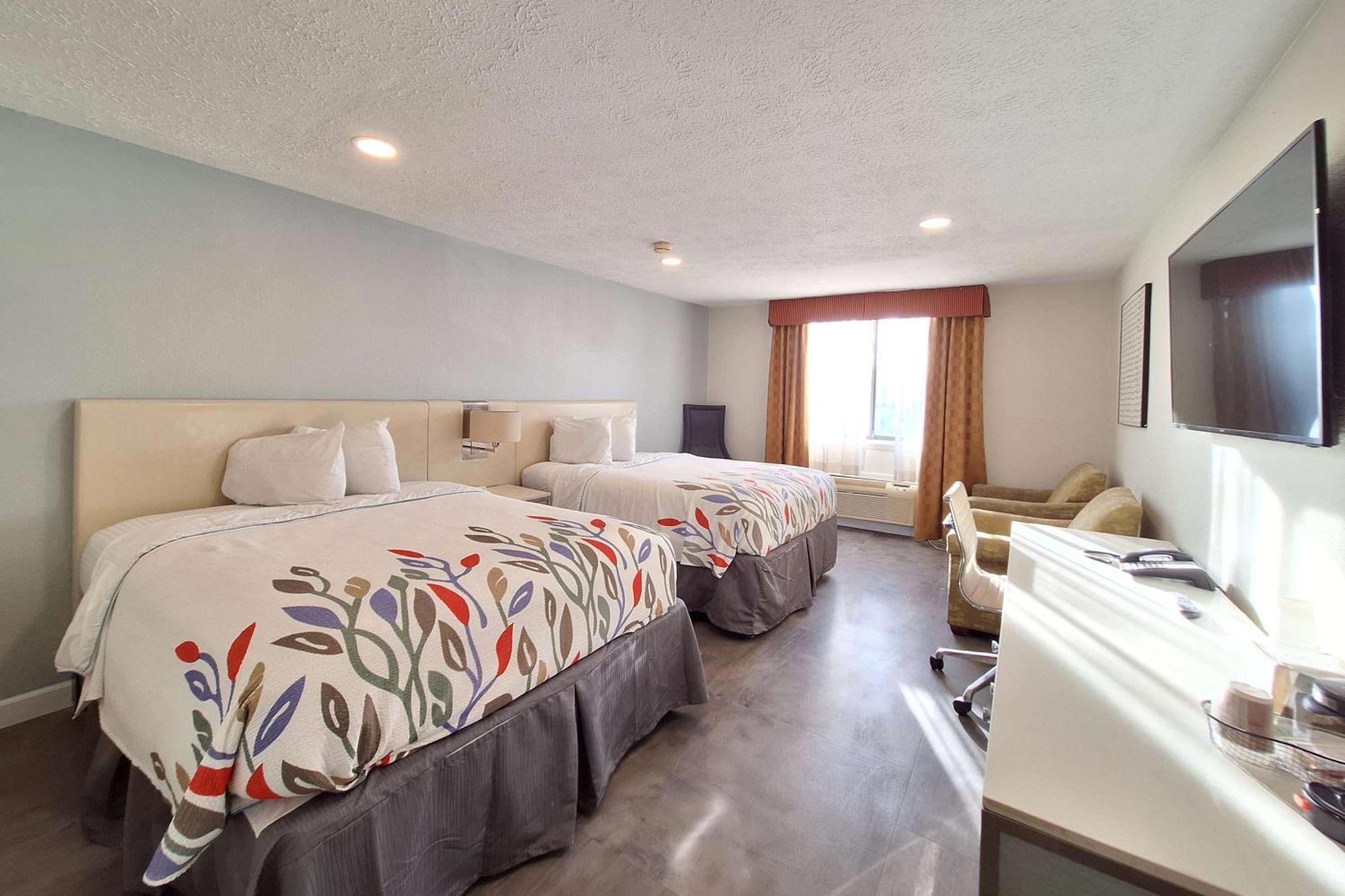 Queen Room with Two Queen Beds and Lake View - Non-Smoking