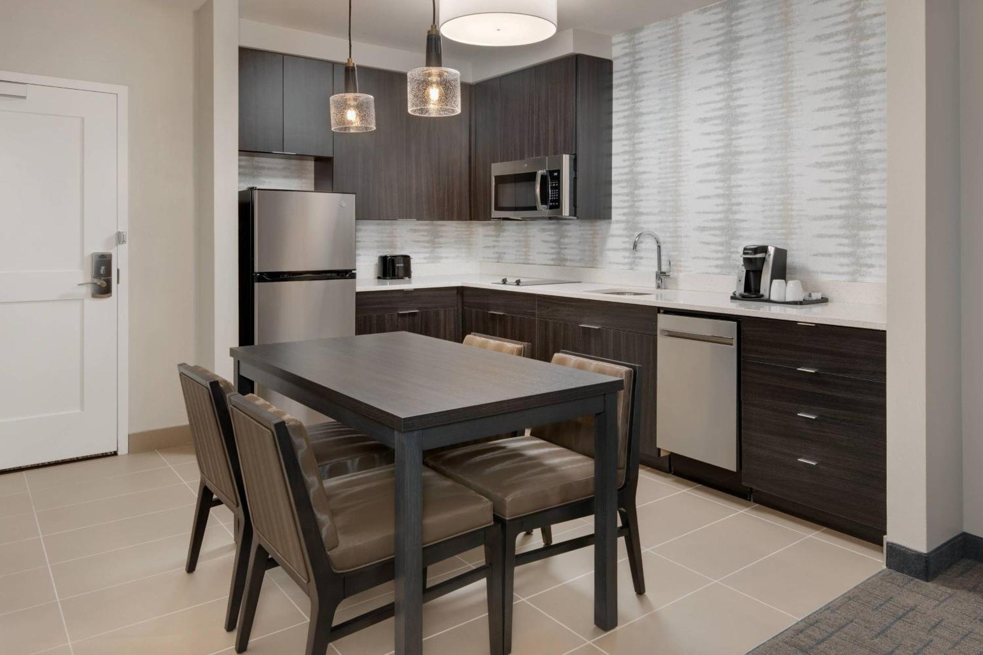 One-Bedroom Queen Suite
