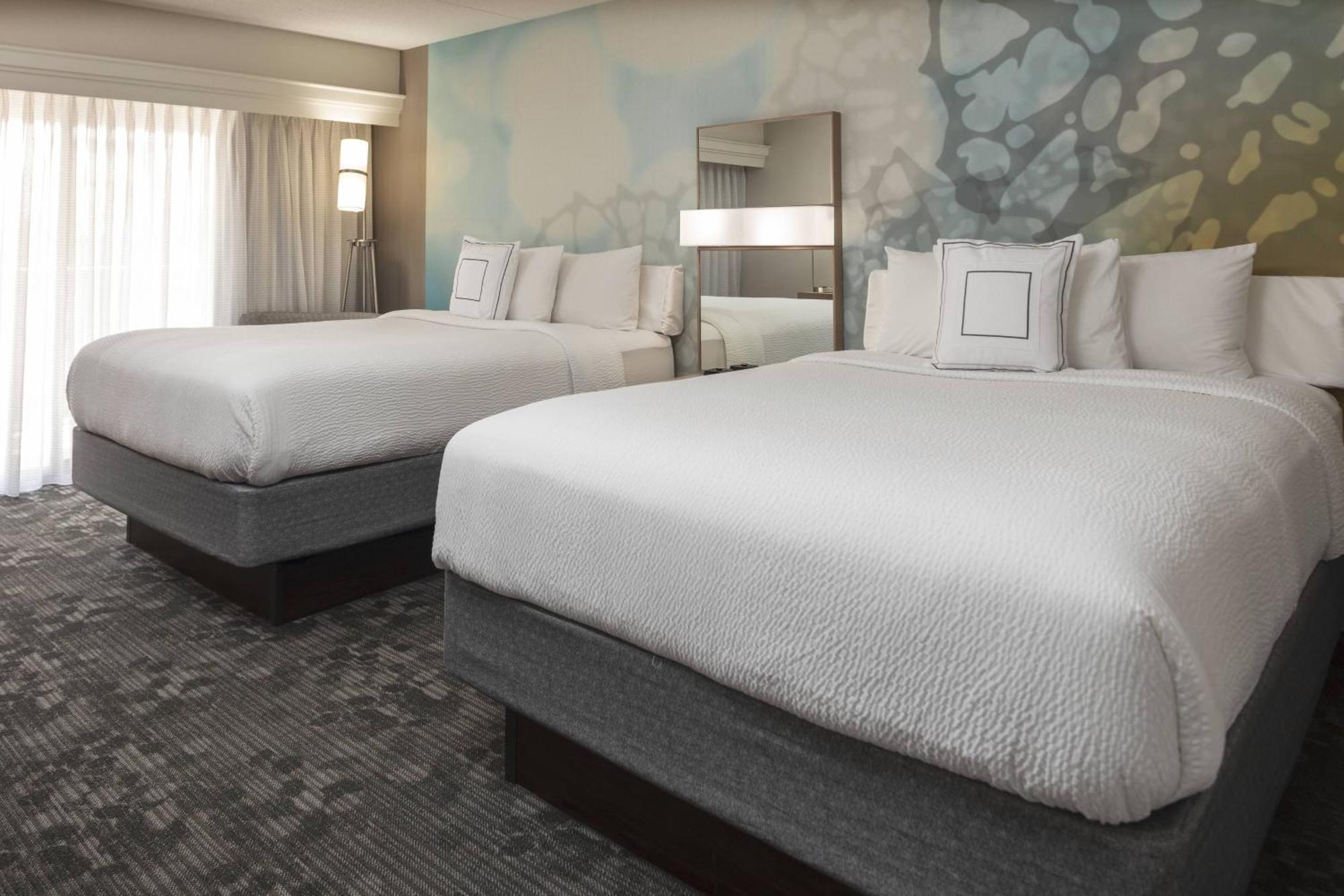 Queen Room Two Queen Beds Bathtub Mobility Access