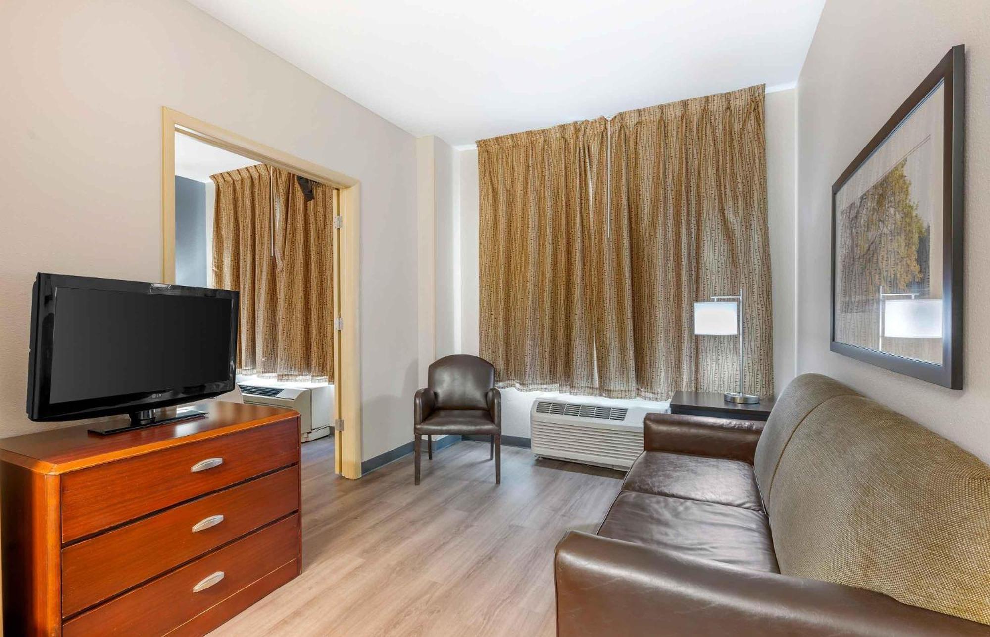 One Bedroom Suite with 2 Double Beds - Non-Smoking