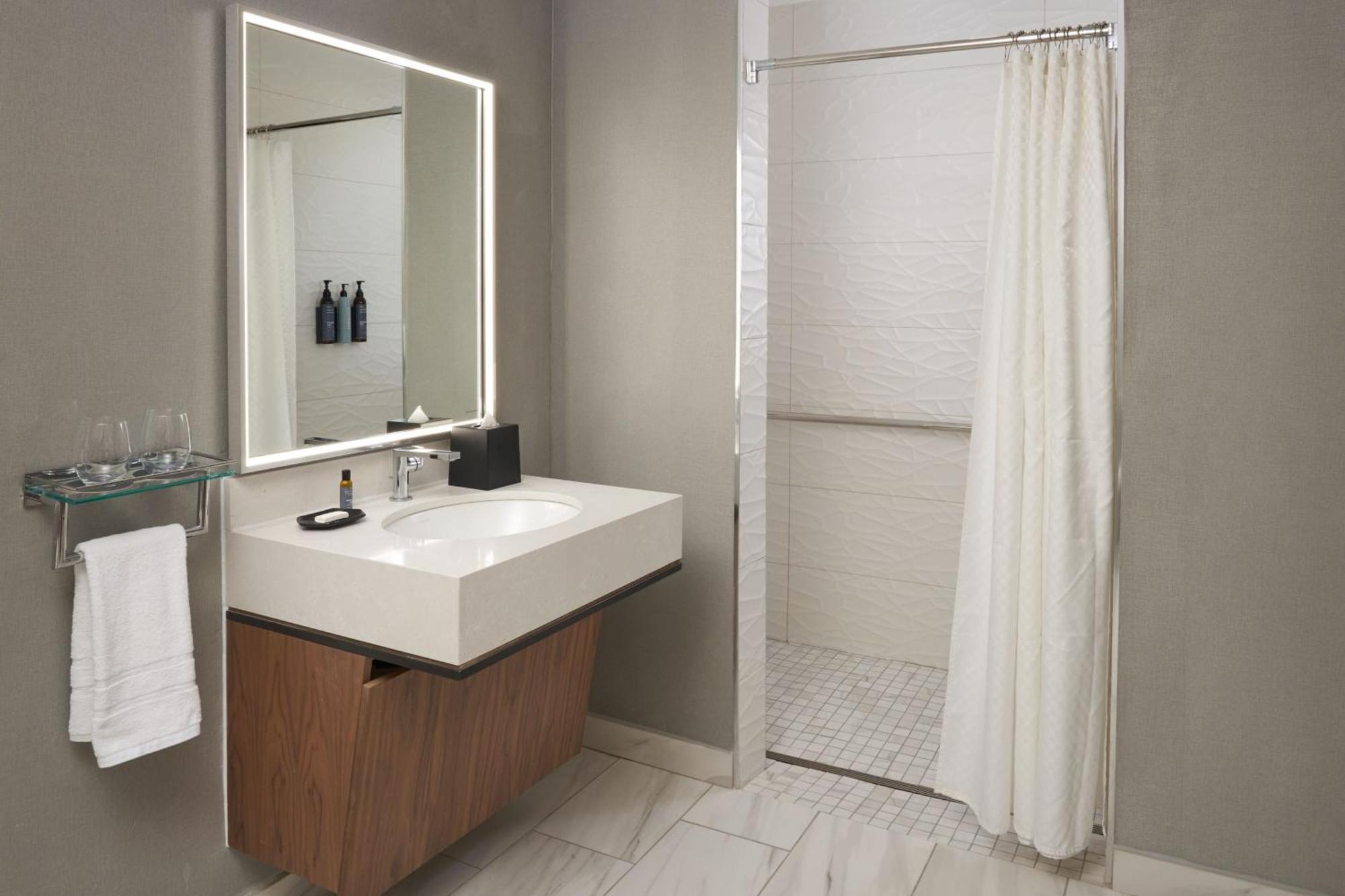 Queen Room Two Queen Beds Mobility Hearing Accessible Tub