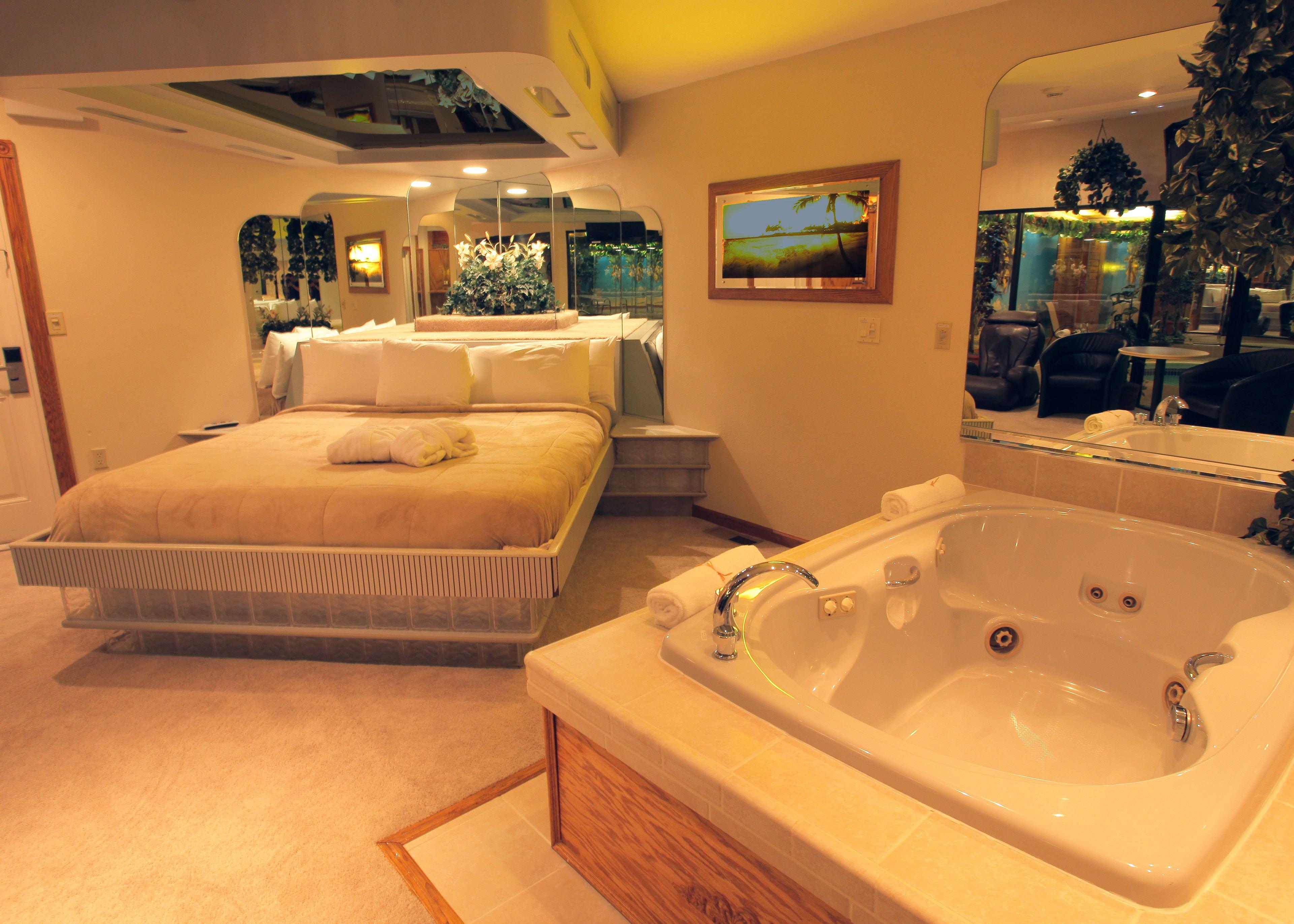 Majestic Swimming Pool Suite