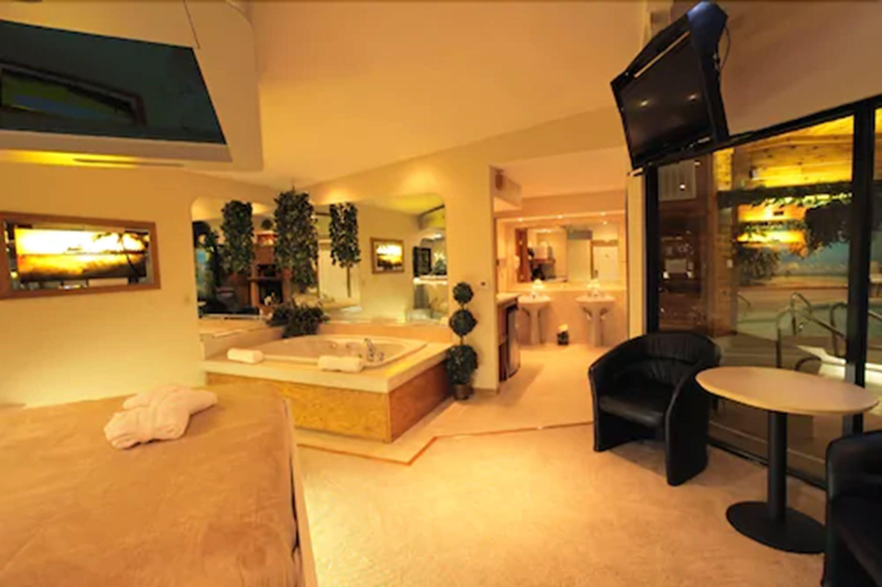 Majestic Swimming Pool Suite