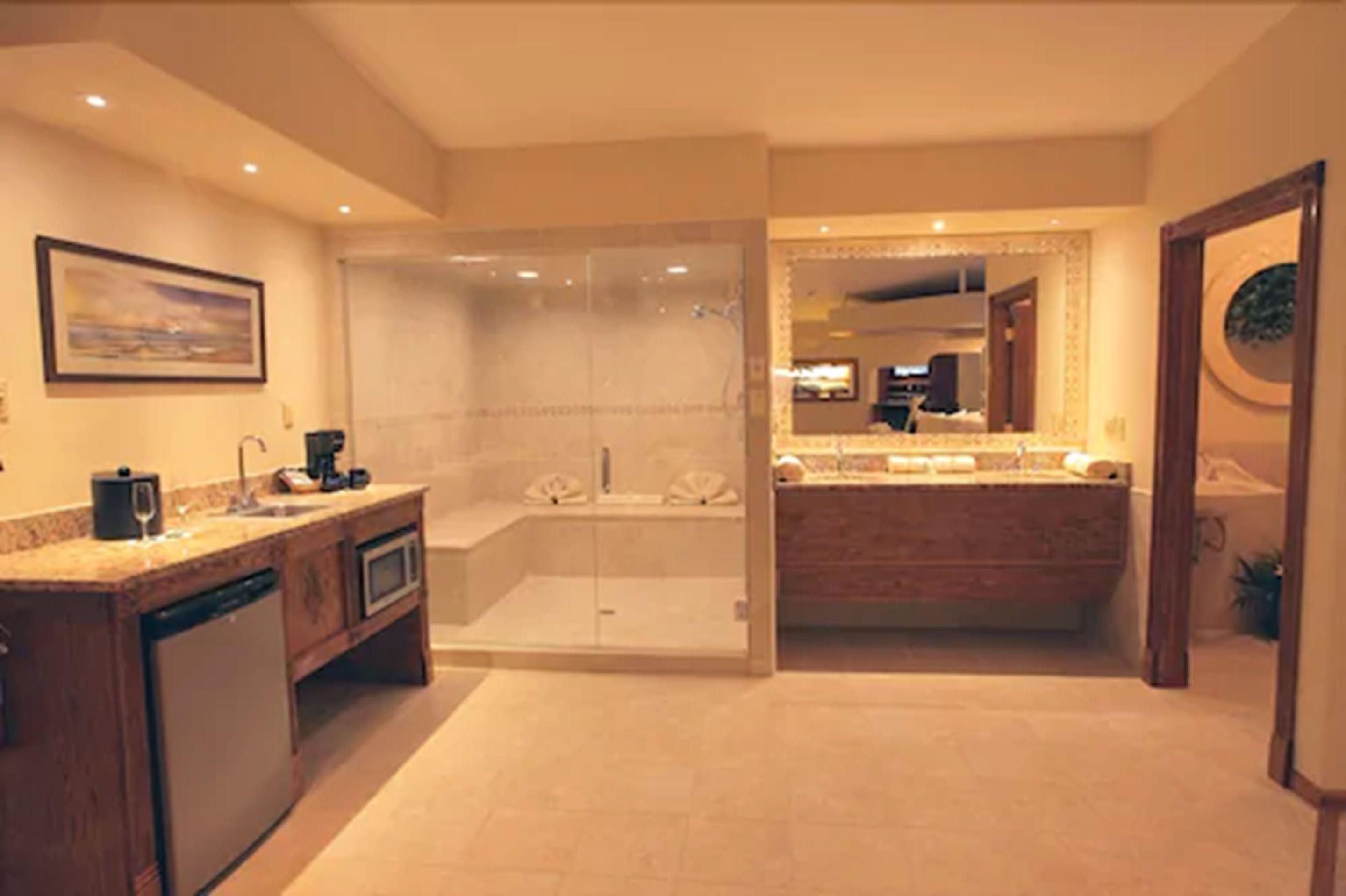 Deluxe Whirlpool Suite