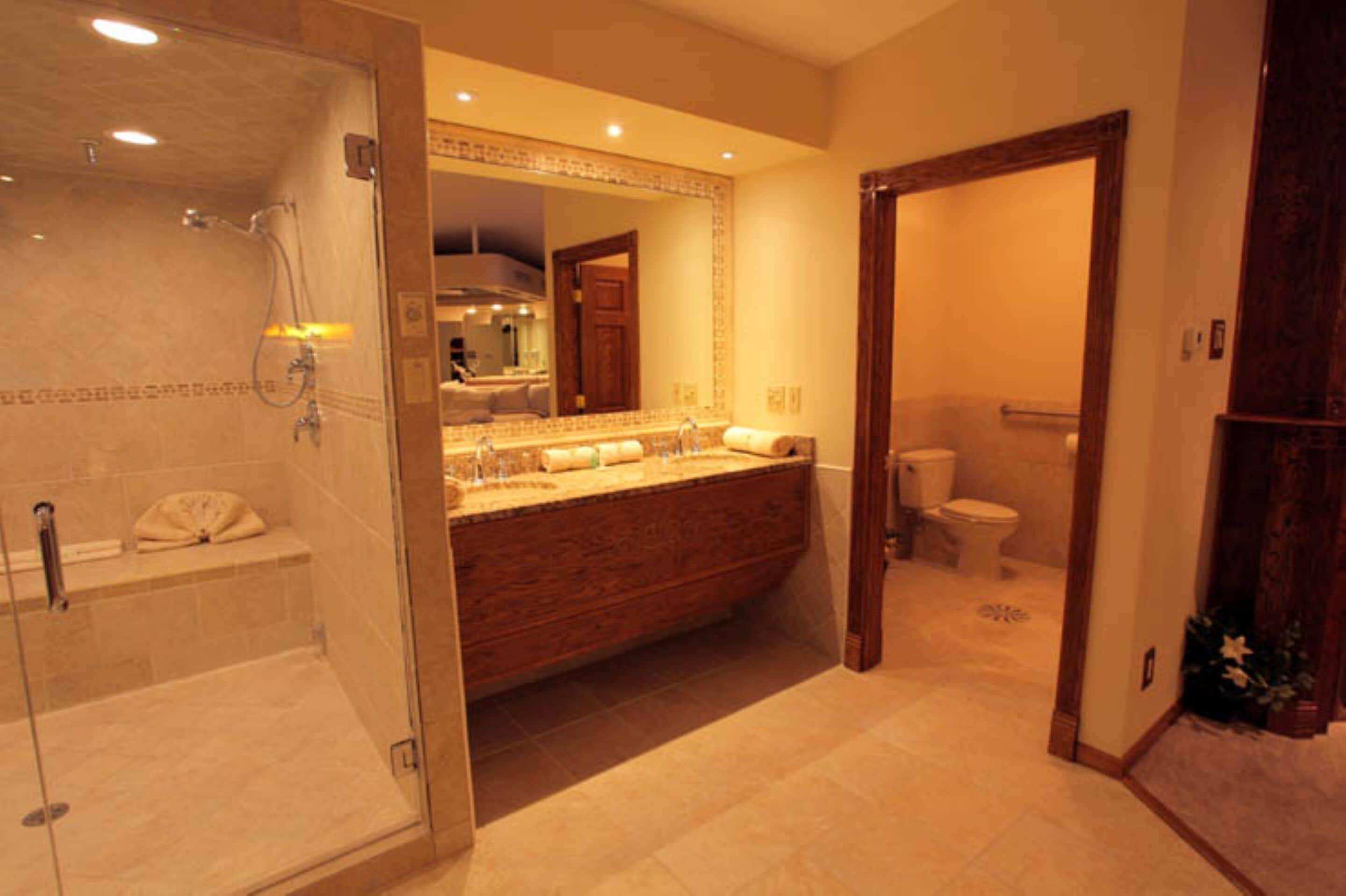 Deluxe Whirlpool Suite
