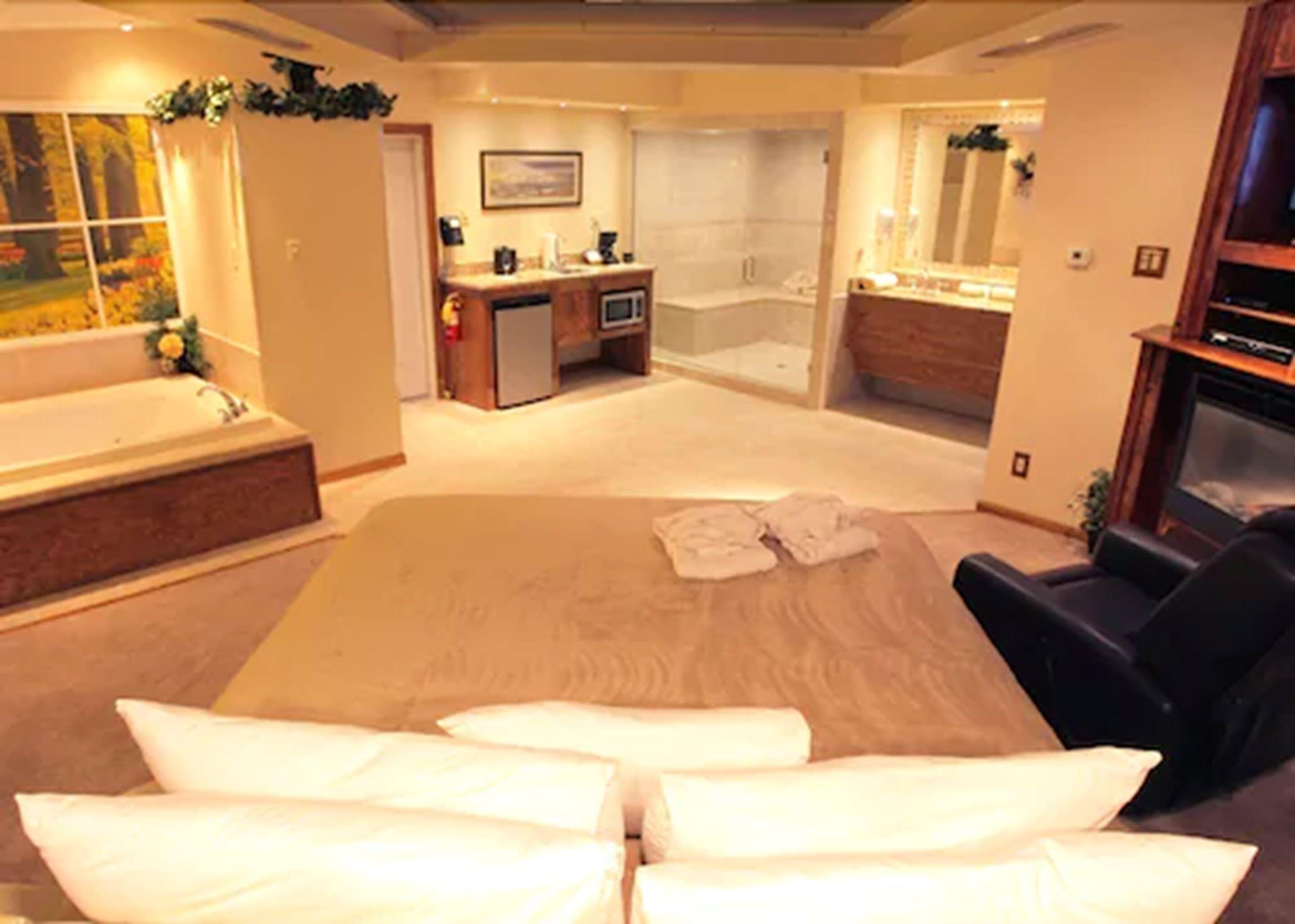 Deluxe Whirlpool Suite