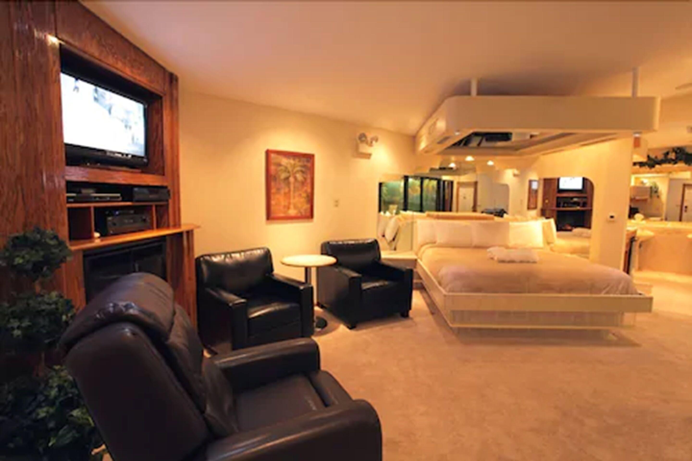 Paradise Swimming Pool Suite