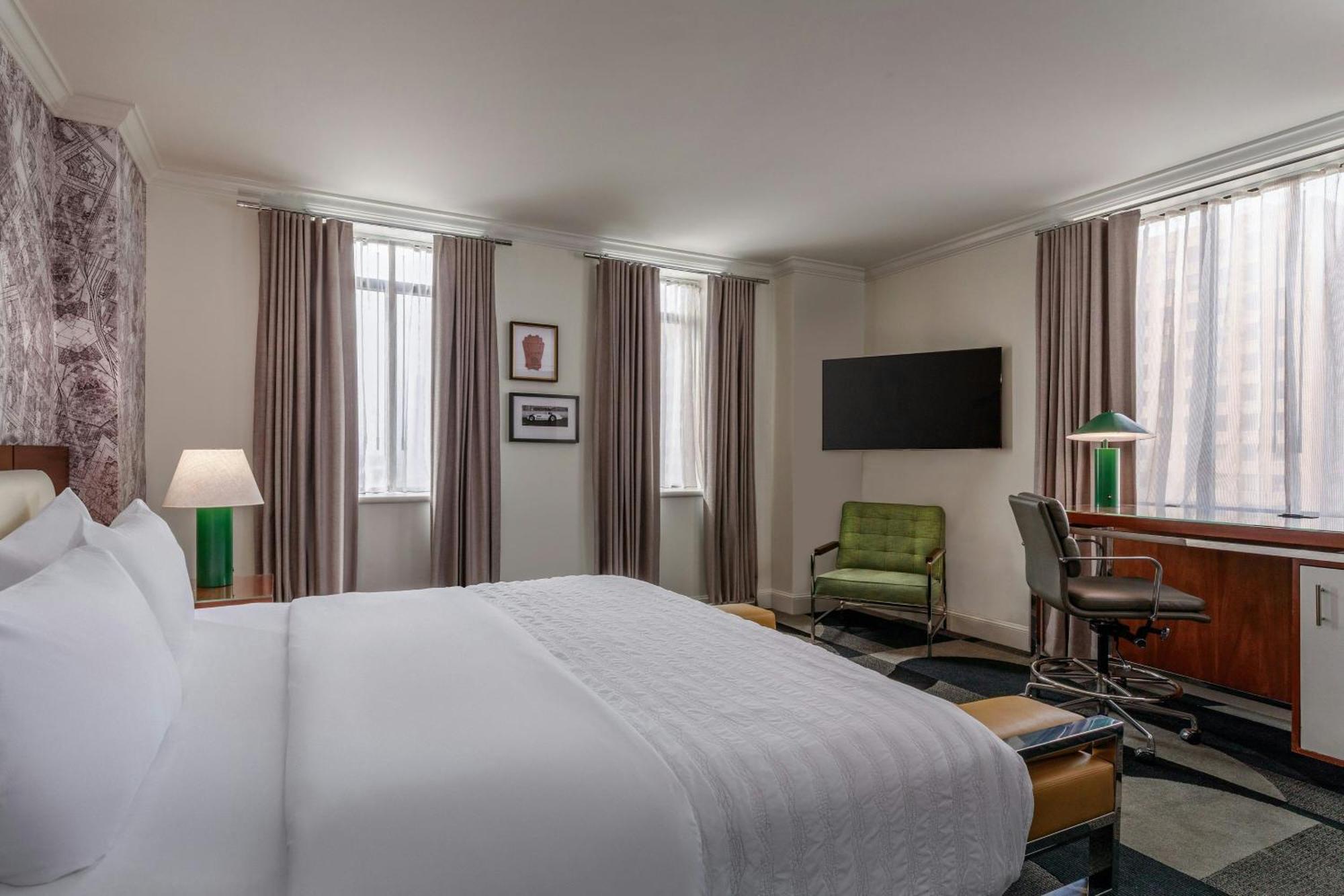 Concierge level Guest room 1 King Corner room