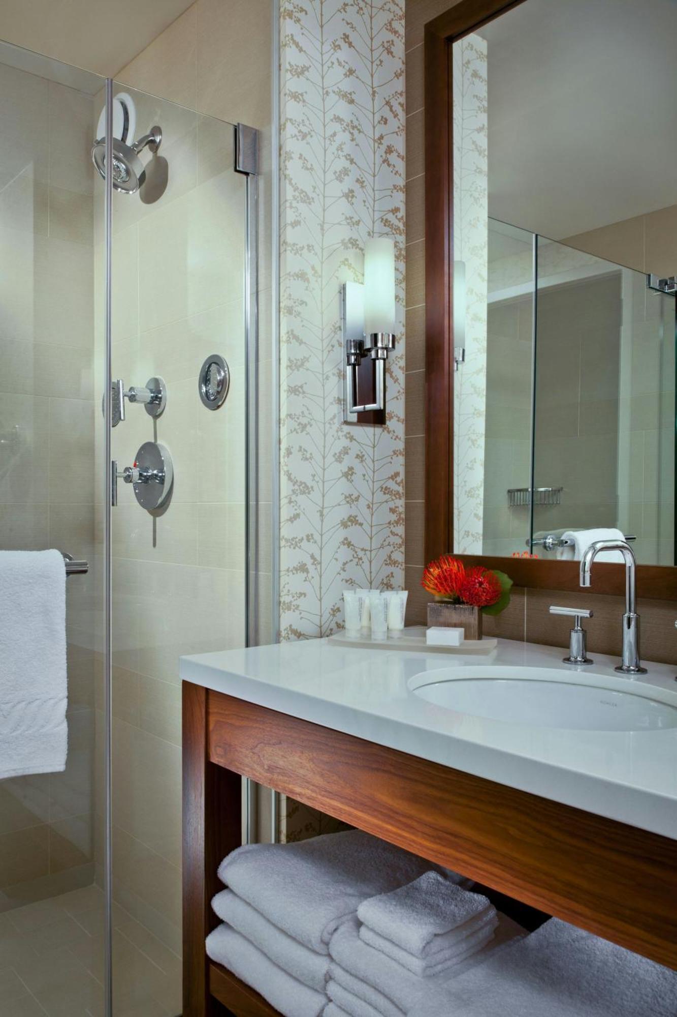 King Room Tub Executive Lounge Access or High floor or Mobility or Hearing Accessible