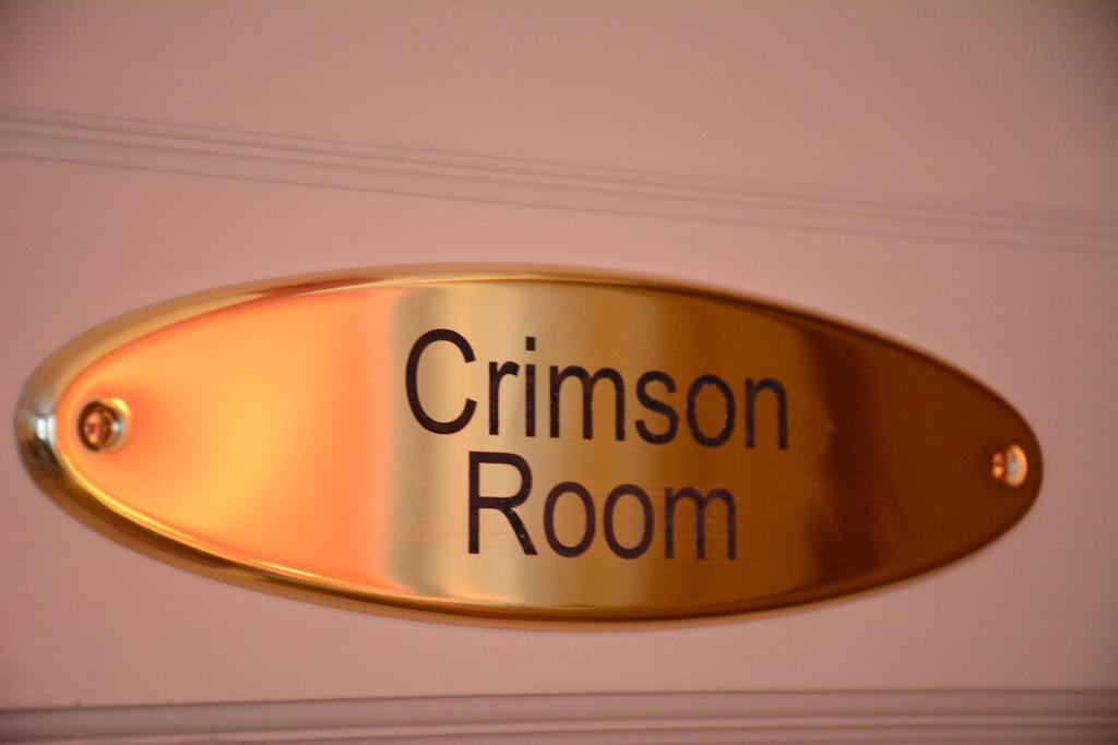 Queen Room (Crimson)