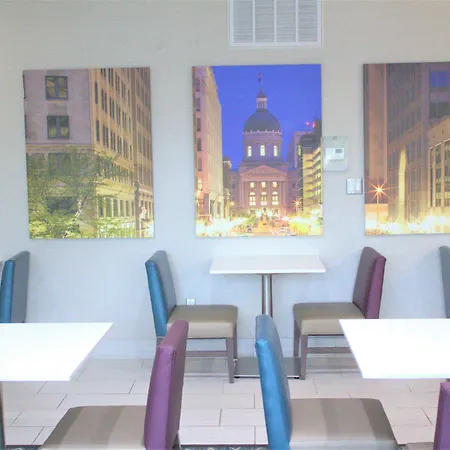 La Quinta Inn & Suites By Wyndham Indianapolis Downtown-3