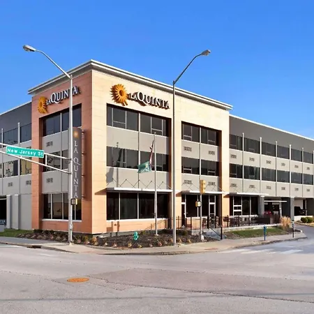 La Quinta Inn & Suites By Wyndham Indianapolis Downtown-2
