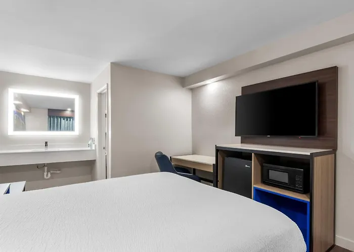 Days Inn By Wyndham Indianapolis East Post Road